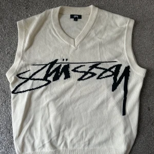 STUSSY VÄST!!!  - Storlek L. Köpte från vintage!  Helt ny skick! I Off white färg. 