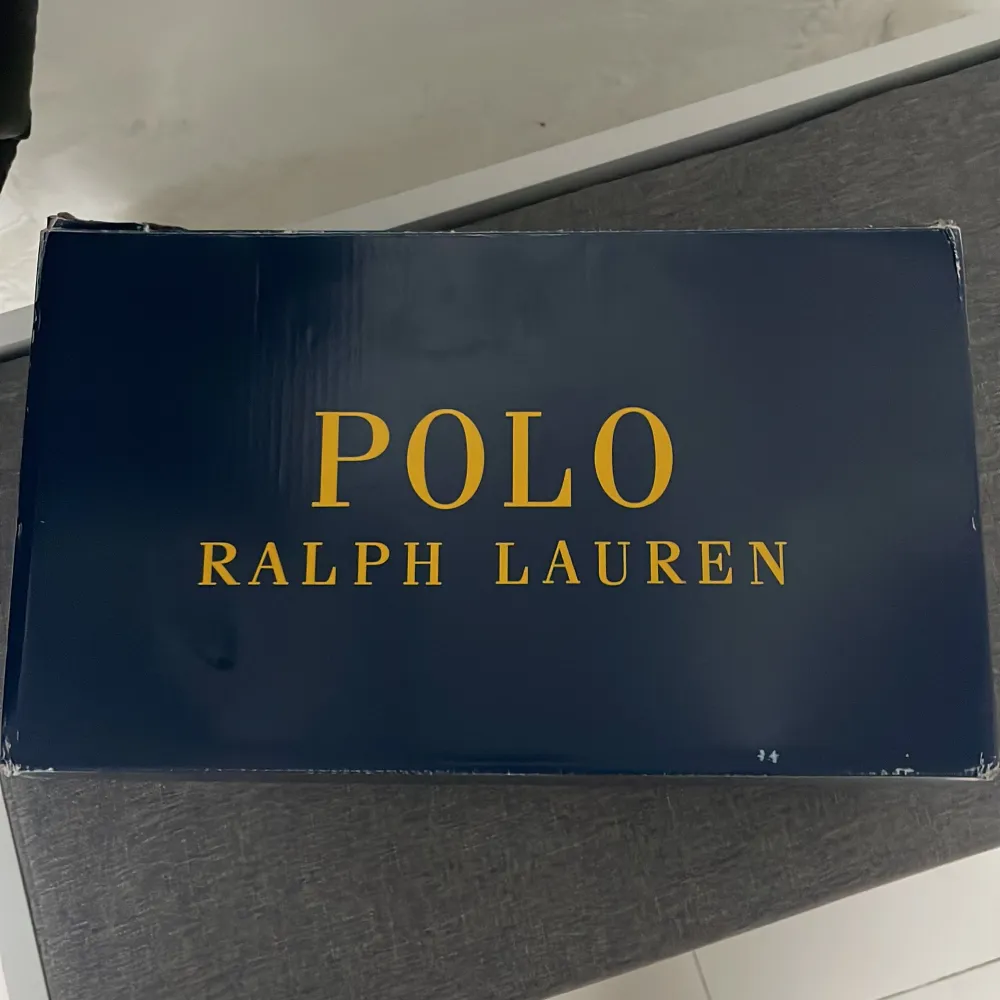 Säljer dessa feta svarta Ralph lauren skor i 100% mocka förutom på sulorna såklart. Skick 9/10 använda 1-2 gånger inga defekter eller skador. Kontakta via frågor 🔥. Skor.