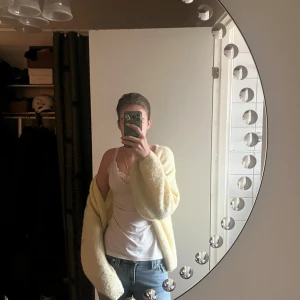 Jätte fin kofta💕 - Super snygg kofta som är knappast använd och är perfekt för hösten eller sena kvällar💕