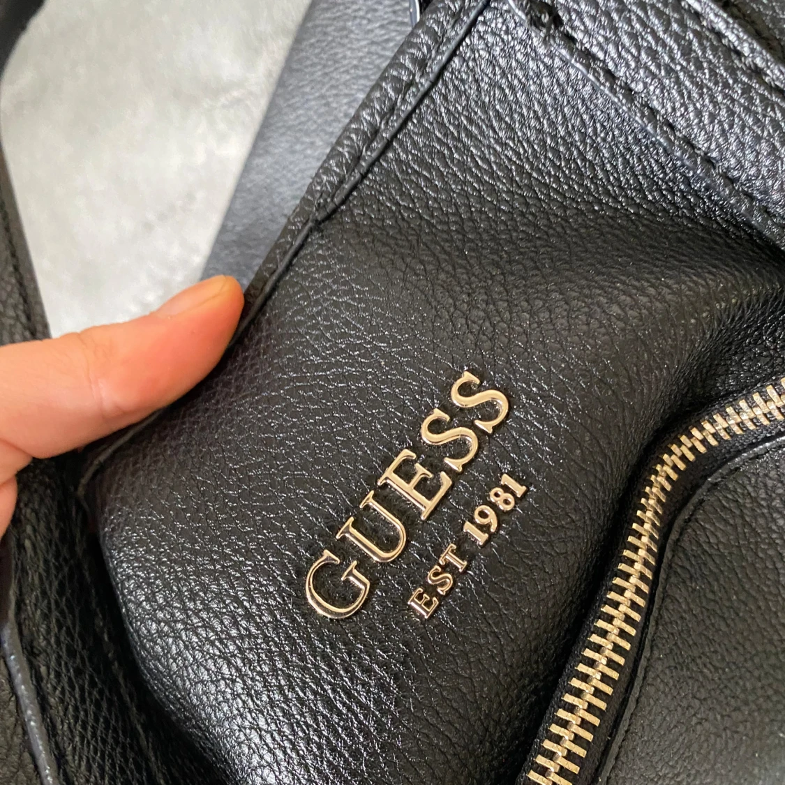Guess handväska  - 91