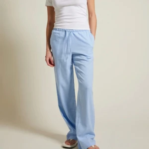 Linnebyxor  - Säljer nu mina blåa air linnebyxor från bikbok då dom inte kommer till användning.💕