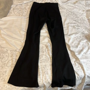 Utsvängda svarta byxor  - Ett par supersnygga och sköna utsvängda byxor från Gina tricot i medium waist, i storlek XS som tyvärr blivit för små 🖤