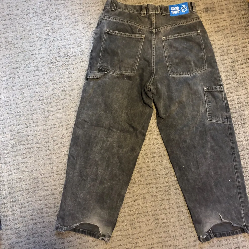 Svarta eller mörkgrå polar Bigboy jeans i storlek M med gamla loggan. Har ett litet omärkbart hål precis över bakfickan som jag sytt igen. Slitage nere vid benöppningen också. Jeans & Byxor.