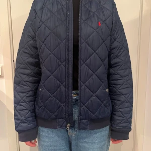 Ralph Lauren jacka - Snygg Ralph Loren jacka som passar till hösten och en bit in på vintern. Är använd men i mycket fint skick, inga hål eller fläckar och dragkedjan går smidigt. Är en XL men i juniorstorlek. Jag är 170 cm men den är lite för stor för mig☺️ GRATIS frakt💕