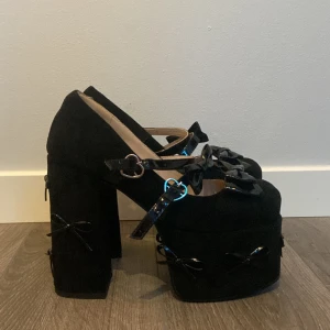 Goth hög klack  - Storlek 37. Märke Dola lovely, klacken är 13.4cm. Bekväma att gå i anledningen till att jag säljer, har vuxit ur🖤 ordinarie pris 700  säljer för 200