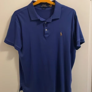 Ralph Lauren piké  - Snygg och skön piké från Ralph Lauren i storlek M, är slim fit modell så sitter lite tajtare. Skick 8/10 inga defekter.  Köpt för 799:-  Pris kan diskuteras!