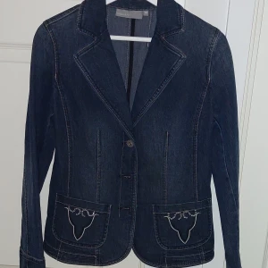Jeans jacka - Gullig jeansjacka med detaljer insyda