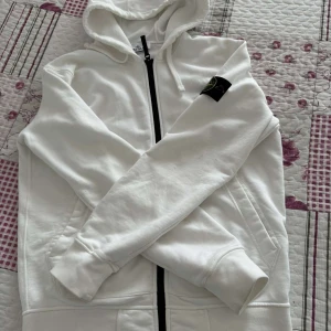 Stone Island hoodie - Jag säljer min stone island hoodie i storlek S, nyskick, köpt från Nk kvitto finns med.