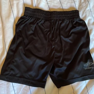 Träningsshorts barn - Träningshorts i storlek 11-12 år pojkar från märket umbro, använda men bra skick