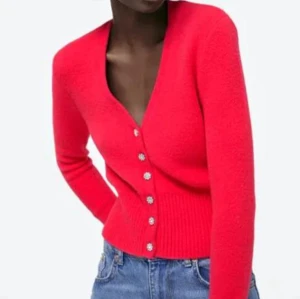 kofta  - rosa kofta från zara i jätte bra skick, den är rosa/röd som på första bilden, mina egna bilder gav inte rättvis färg 