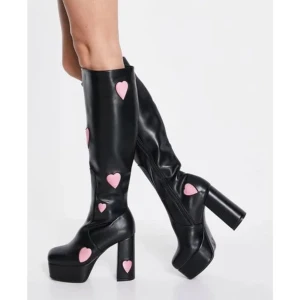 Stövlar med hjärtan - Så fräcka stövlar i svart med små, rosa hjärtan. 🩷 Stl 38 men passar en 37 också. 
