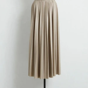 Lång kjol - nyskick - Lång kjol i färgen beige, mycket efterfrågad plagg. Den är elastisk vilket gör att den passar i många storlekar. Köpt för 350kr, säljer den för endast 130kr❤️ 