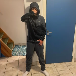 Nike tech tracksuit - Snygg mörkblå Nike tech har knappt andvänt skriv om du vill ha byxorna eller tröjan separat. Det är xs vuxen 