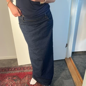 Jeanskjol  - Så fin maxikjol i mörk denim från zara! Går inte att köpa längre! Perfekt  nu till hösten när det blir lite kallare! Säljer då den är lite för stor på mig och kommer därav inte till användning, som ny i skicket! 