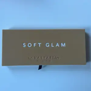 Anastasia Beverly Hills Soft Glam ögonskugga palett. Helt ny med skyddsplast kvar. Nypris 629 kr.