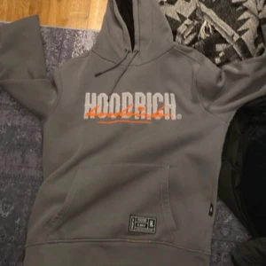 hoodrich hoodie  - grå hoodrich hoodie i stl M köpt på jd sports för ett år sen och kommer inte till användnig  nypris ca 800kr mitt pris 300 kr tar emot byten