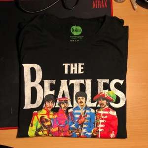 Band tee’s - Snygga bandtees i nyskick🙌 Endast använda någon enstaka gång.  150 kr st eller 3 st för 400. Blandat mellan medium och large.