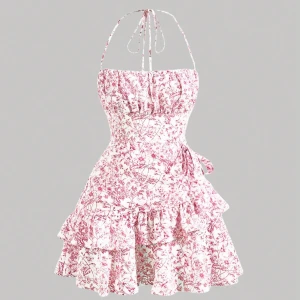 Klänning - Säljer denna söta klänninhen från shein med jätte bra kvalite inget är sönder Elr slitet🌸! Köptes för ungefär tre månader sen och aldrig använt den.