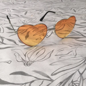 Orangea hjärtformade solglasögon - Orangea hjärtformade solglasögon, aldrig använda