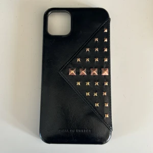 Mobil skal🥰 - Säljer detta jättefina och snygga mobilskalet för jag byt Mobil❤️  som ni ser är den lite sliten så silver färgen på mobilskalet har lossnat , och kanten av mobilskalet är lite slitet men det gör inget🥰 nypris: 700