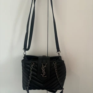 Svart axelremsväska - Ny svart axelremsväska, går att bara ha kedjehandtagen och ta bort crossbody rem