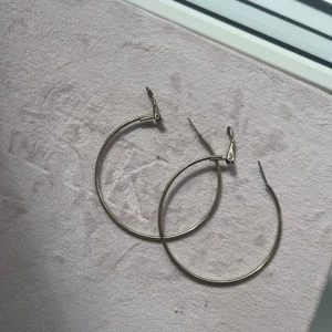 Guld örhängen - Guld örhängen, säljer då jag rensar