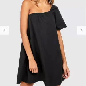 Svart klänning från bohoo  - Super snygg klänning från bohoo men som tyvärr inte kommer till användning. Aldrig använt därför nyskick💕nypris 350kr