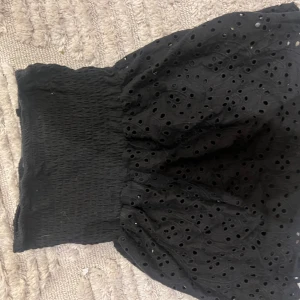 två toppar/kjolar - storlek ca xs-s  går atr använda både som kjolar och toppar  30kr styck eller båda för 50kr