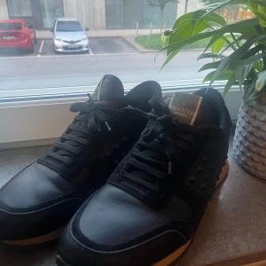 Valentino Rockrunners - Säljer dessa då jag inte invänder de längre, de är i schysst skick och kan tänka mig att gå ner i pris, storlek 43, ingen box medföljer 