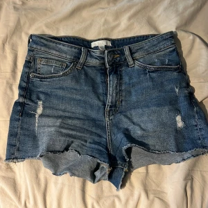 Jeans shorts  - Jättefina jeans shorts med små  detalj hål 💞 använda några gånger ingen skada, skriv för fler bilder