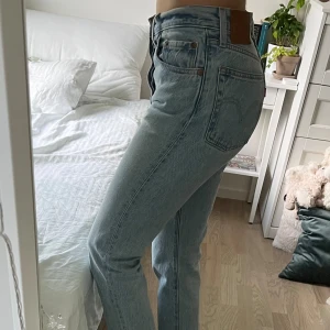 Levi’s jeans - Levis jeans i storlek W26 L28 (skulle säga att de passar strl S/36) som inte är använda särskilt mycket. Jag är 173 cm och brukar ha storlek 36. Originalpris 1100kr. Hör av er för frågor 💗
