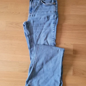 Jeans  - Bild 1: blå jeans Gina st34. Slitna i sömmen nertill. Bild 2: vita jeans H&M st34 knappt använda.  Bild 3: blå jeans Gina st32 slitna i sömmen nertill. Bild 4: blå jeans Only st25/32, aldrig användna.  150 kr/st. 