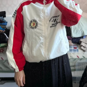 Tunn röd jacka - Zalando - Storlek XS - Tunn röd jacka från Bershka. Storlek XS. Sitter oversized. Enbart använt ett par gånger. Köpt från Zalando. Slutsåld. Nypris: 399kr.