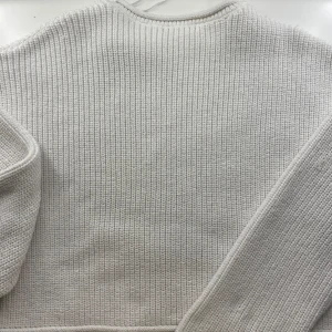 Vit stickade tröja  - Vit stickade tröja i jättebra skick från Gina tricot då den är endast använt ett fåtal gånger innan. 💌 Den är inte så lång heller man kan ha det som cropped också! Pris kan diskuteras! 