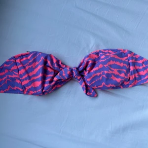 Victorias secret bikini bandeu - Bandeu bikinitopp från VS. Jättebra skick använd fåtal gånger. Uttagbara inlägg samt spännen där man kan sätta fast band runt halsen. Jättefin färgkombination när man är brun! 