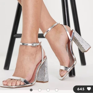 Glittriga klackar  - Silvriga klackar från asos i stl 36. Användes till balen och var superfina men kommer inte till användning längre, har endast använts en gång innehar timmar så de är i gott skick