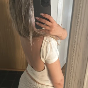 Low back top - Säljer denna snygga low back topp från Gina tricot 🤍 I fint skick 