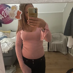 Gina Tricot tröja - Den är andvänd några få gånger, inga fläckar eller smuts på den och den är i bra skick. Rosa färgen sitter kvar väldigt bra i storlek S.