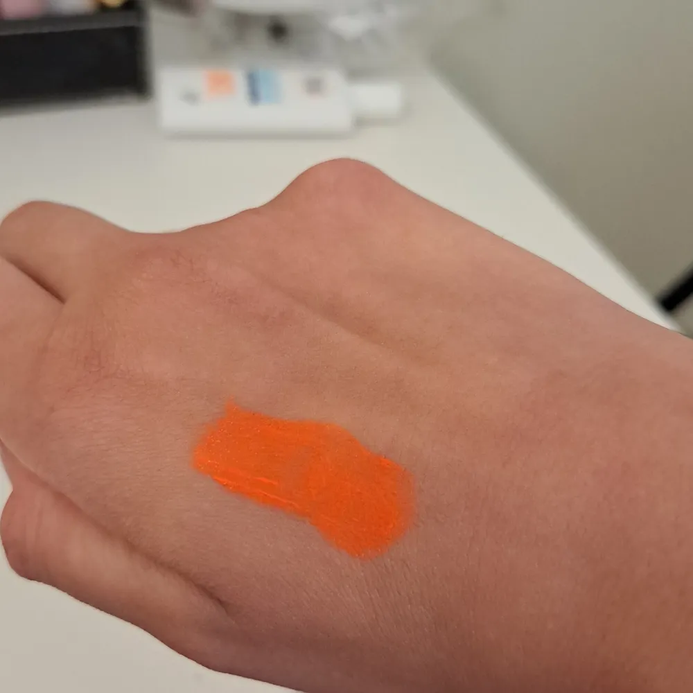 This is an orange neon lipstick. It attrack everyone when you put it on.  Never used just swatch it. . Skönhet.