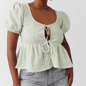 Gina blus - Så otroligt söt topp som tyvärr inte passade mig, storlek XS men skulle säga att den passar S också! Aldrig använd, lapparna kvar 💚