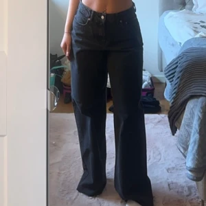 Baggy jeans Nelly  - Baggy jeans i svart/grå från Nelly sitter jätte fint med sneakers eller klackskor. Jag är 164cm. Storlek midja:28/längd:32 Använda få gånger köpta nyligen. Midwaisted 