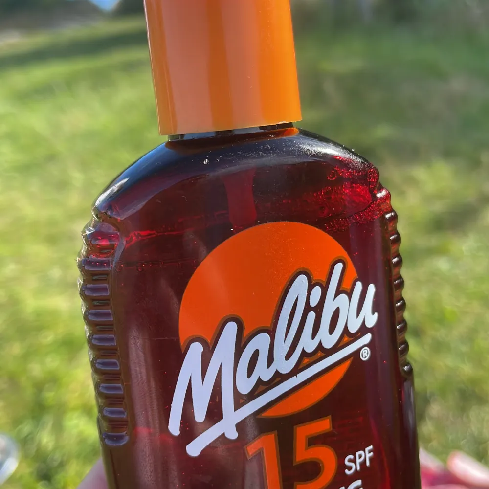 säljer en tanning olja från Malibu med 15 SPF, orginalpris 90kr❤️ Använd 1 gång, tyvärr är korken borta❤️. Övrigt.