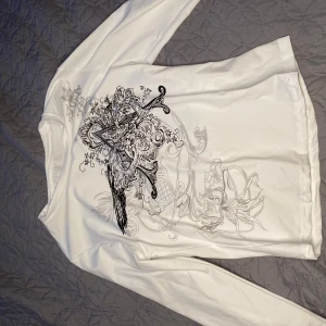 Snygg!! - Snygg tröja med ett coolt tryck fram, okänt märke, säljes för 29kr+frakt (diskuterbart)