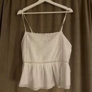 Vit broderi topp  - Jätte fin vit topp från Zara med broderi, säljer pågrund av att den aldrig kommit  till användning därav super bra nyskick! 