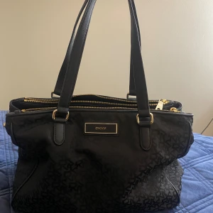 DKNY- handväska - Stor väska, passar galant till plugget. Många fack. 