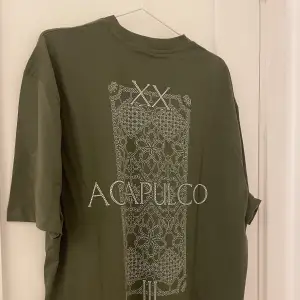 Helt ny Grön t-shirt med tryck från ASOS. Hann inte göra retur i tid, alla lappar kvar! Oversized!