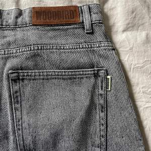 Woodbird Jeans storlek 30/32 i perfekt skick. Tvättade och använda en gång. Köpta för 1099 kronor. Pris kan diskuteras! 