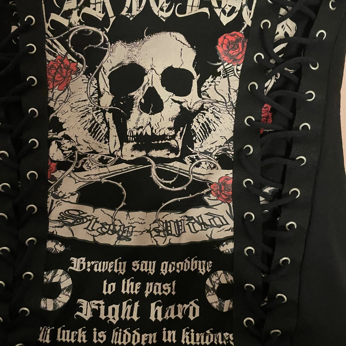 Svart klänning med dödskalletryck och snörning - 90