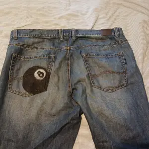 54 w38 skitsnygga jorts med en custom 8ball som är ritad med permanenta pennor. De är baggy och går under knäna. Säljs pga att de inte passar.