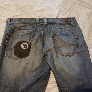 Jorts 8ball - 54 w38 skitsnygga jorts med en custom 8ball som är ritad med permanenta pennor. De är baggy och går under knäna. Säljs pga att de inte passar.